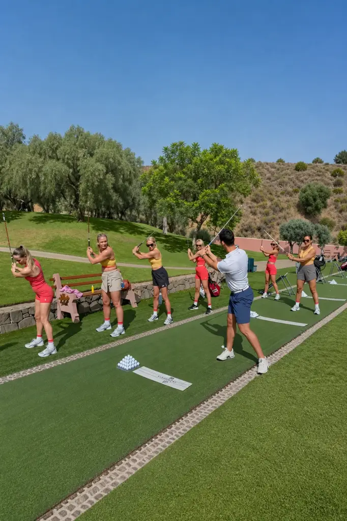 Beginners learning golf on a 3-day course in Marbella